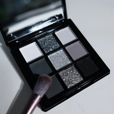 Paleta de sombras de ojos de 9 colores, color negro oscuro, gris plateado, acabado mate brillante, estilo ahumado.