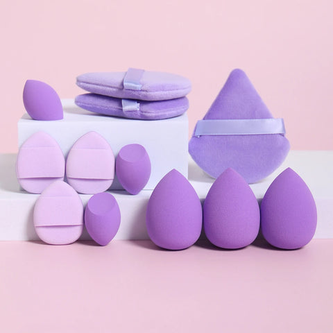Juego de 12 esponjas de maquillaje multiusos, compuesto por 3 borlas para polvos sueltos.